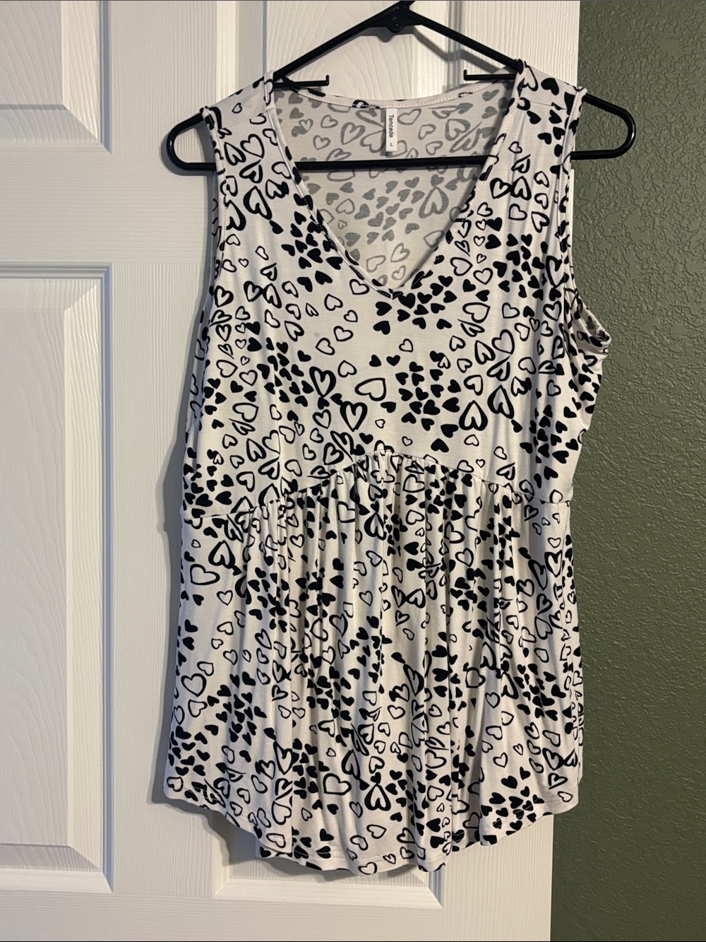V-Neck Sleeveless Heart Print Tank Top - White/Black